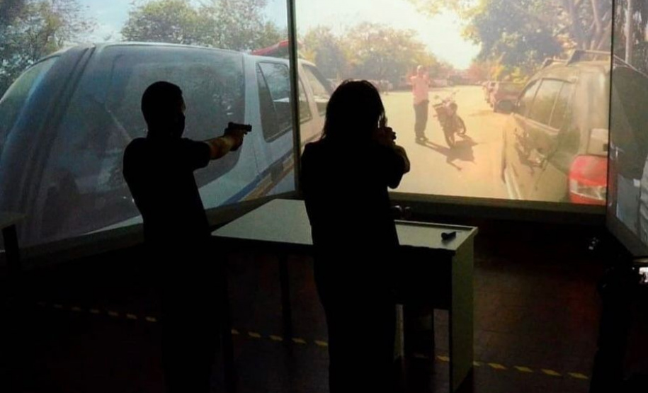 PCPR capacita instrutores para simulador de abordagem e tiros