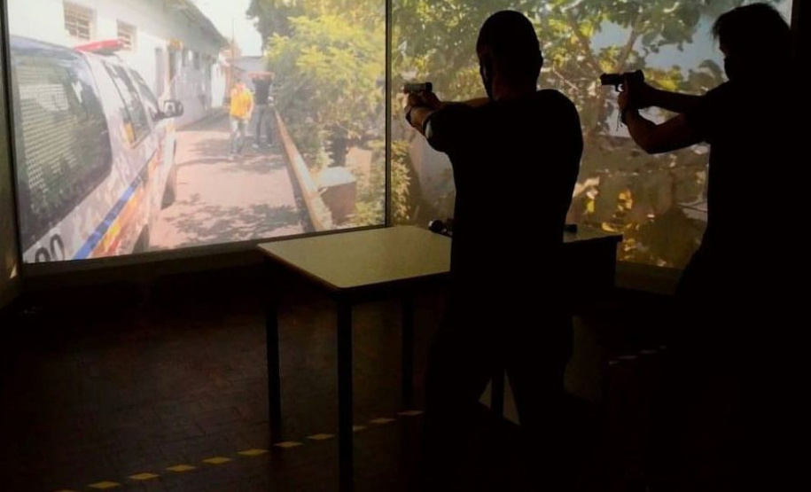 PCPR capacita instrutores para simulador de abordagem e tiros