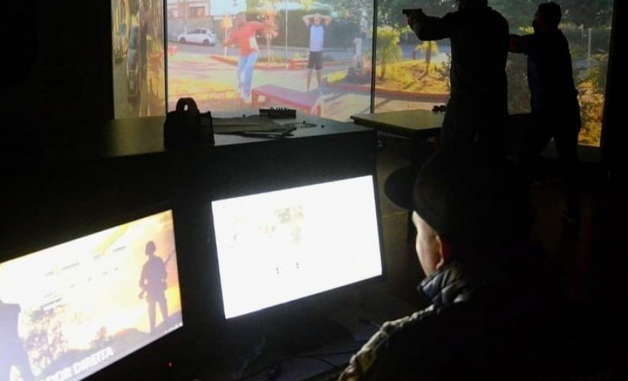 PCPR capacita instrutores para simulador de abordagem e tiros