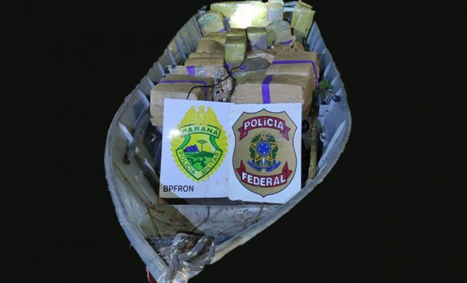BPFron e Polícia Federal apreendem embarcação carregada com droga em Guaíra