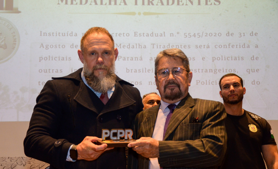 PCPR parabeniza delegado pelos 52 anos de serviço à instituição