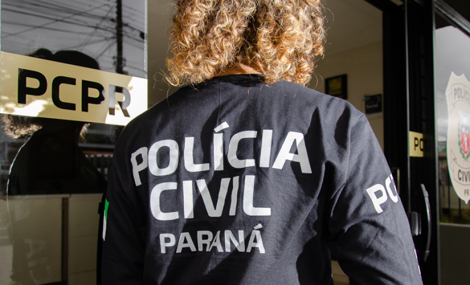 Policial civil aparece de costas para a foto