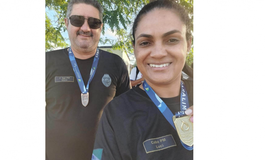 Policiais com medalhas recebidas na Paralimpíadas