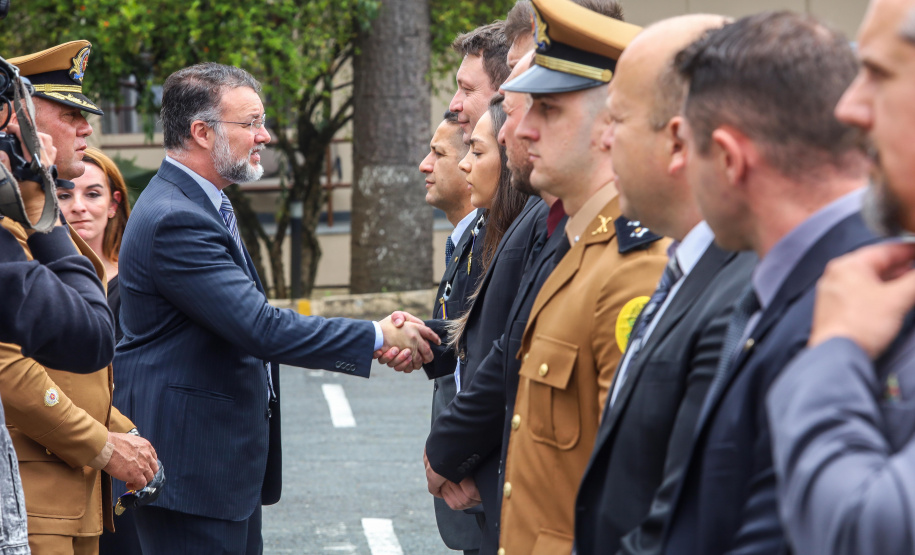 Tropas em formação, cumprimentos entre autoridades e condecorações