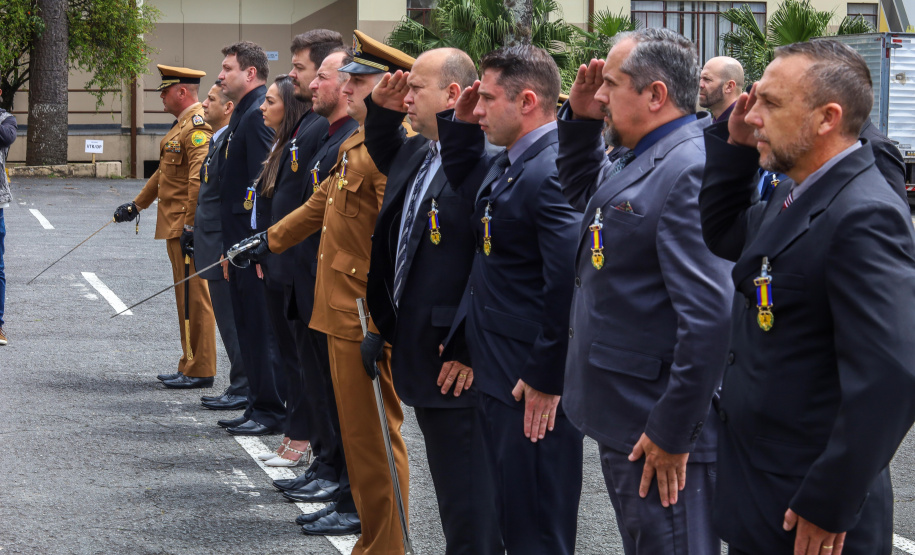 Tropas em formação, cumprimentos entre autoridades e condecorações