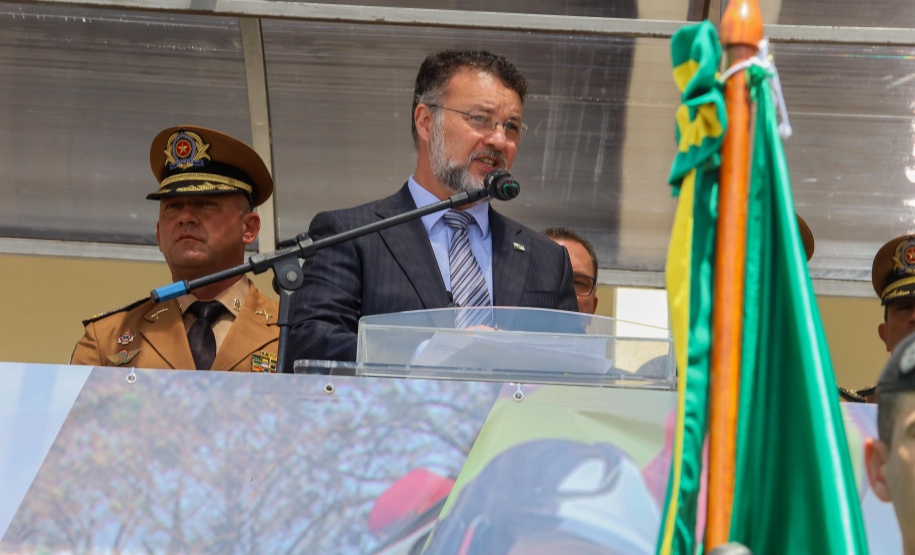 Tropas em formação, cumprimentos entre autoridades e condecorações