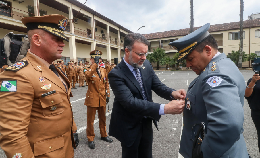 Secretário Wagner Mesquita condecora militar