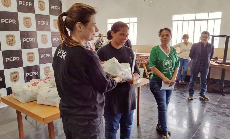 PCPR realiza doação de brinquedos e cestas básicas em Curitiba