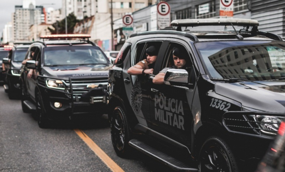 policias dentro das viaturas