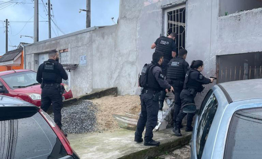 Polícia cumprindo mandados de prisão
