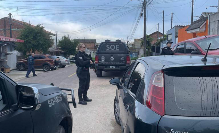 Polícia cumprindo mandados de prisão