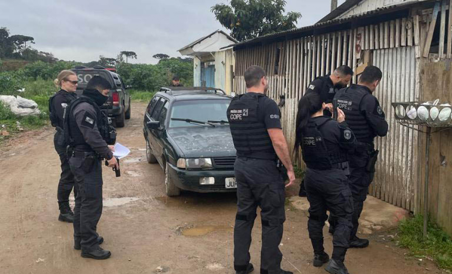 Polícia cumprindo mandados de prisão