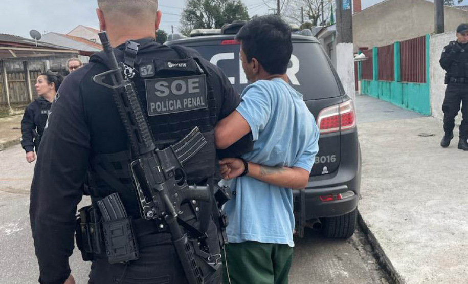 Polícia cumprindo mandados de prisão