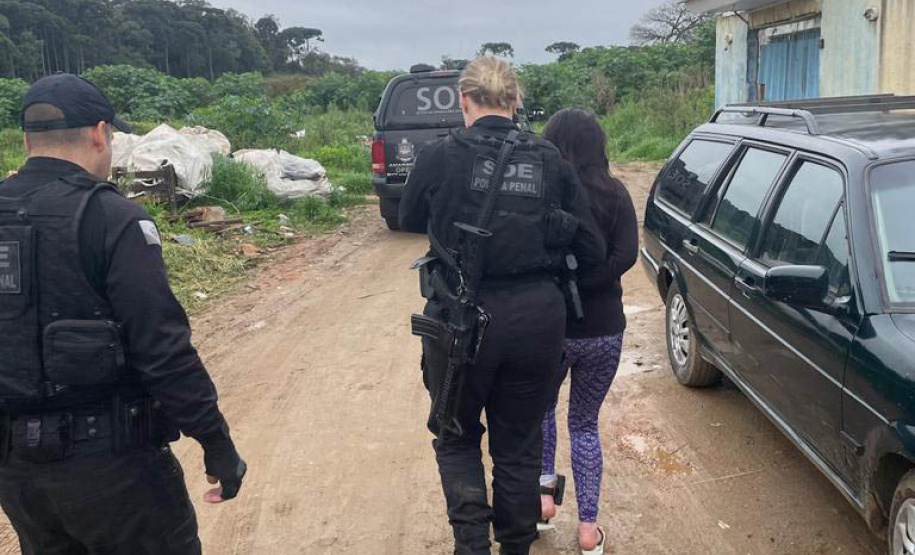 Polícia cumprindo mandados de prisão