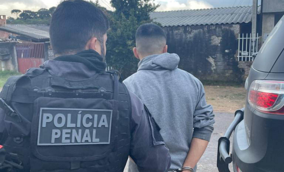 Polícia cumprindo mandados de prisão