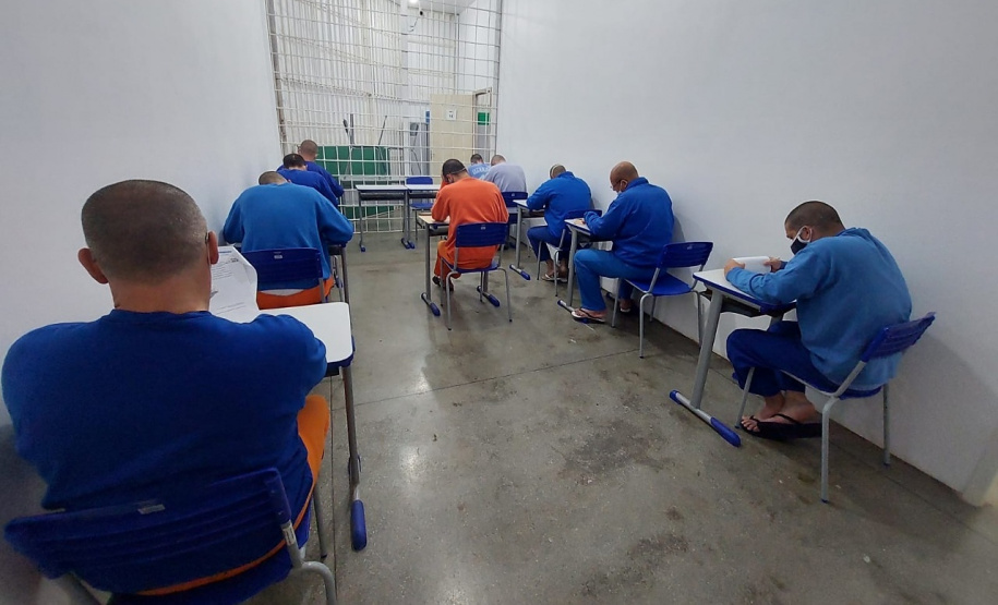 Pessoas privadas de liberdade assistem aula de cursinho preparatório para o Encceja