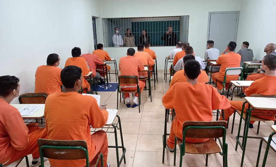 Pessoas privadas de liberdade assistem aula de cursinho preparatório para o Encceja