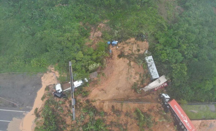 Governo do Paraná divulga telefones de contato para familiares das vítimas da BR-376