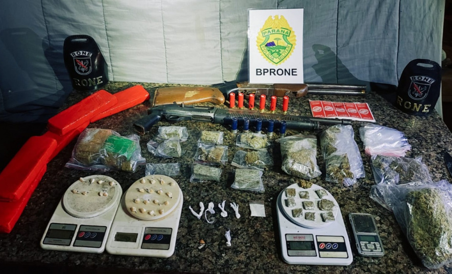 Drogas e armas apreendidas em abordagens do BPRONE
