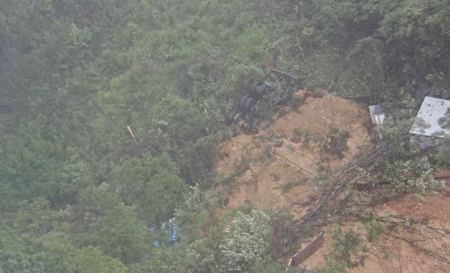 Governo do Paraná divulga telefones de contato para familiares das vítimas da BR-376