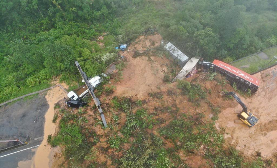 Governo do Paraná divulga telefones de contato para familiares das vítimas da BR-376