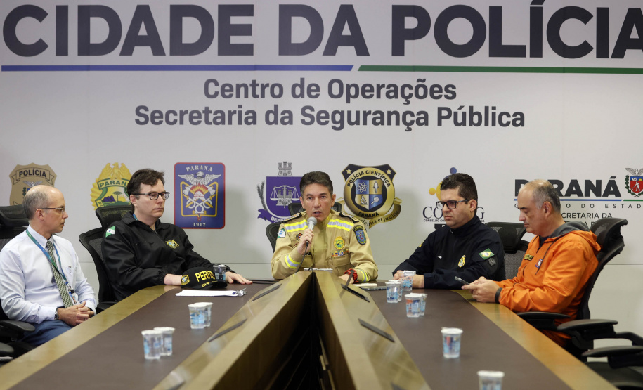 Buscas na BR-376 têm equipes em solo e apoio de câmeras; quatro veículos já foram retirados