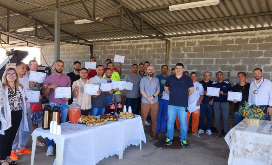 Pessoas privadas da liberdade concluem curso de artefatos e blocos de concreto em Maringá