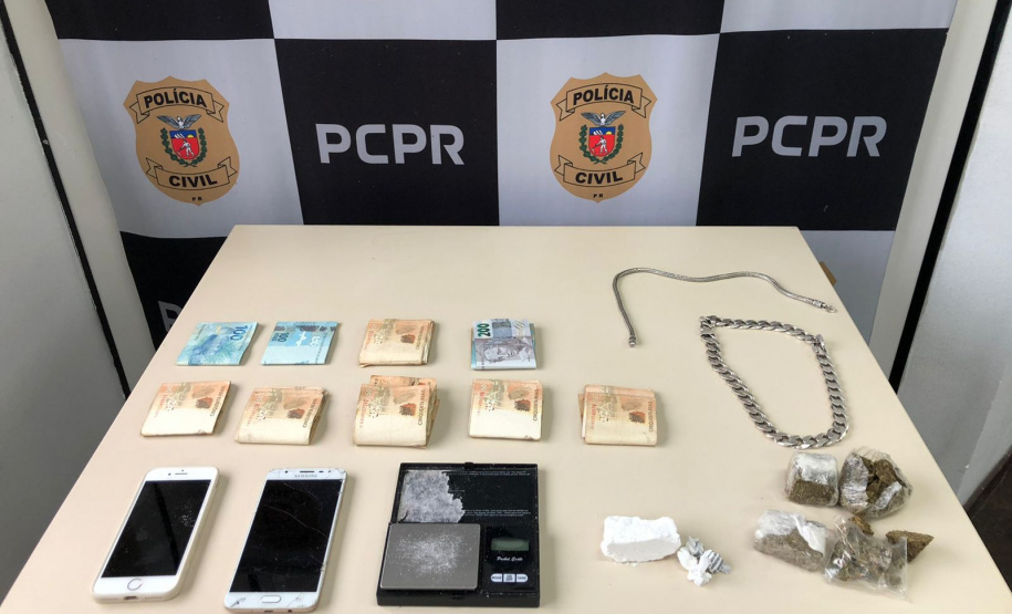 Drogas e celulares em frente à painel da PCPR
