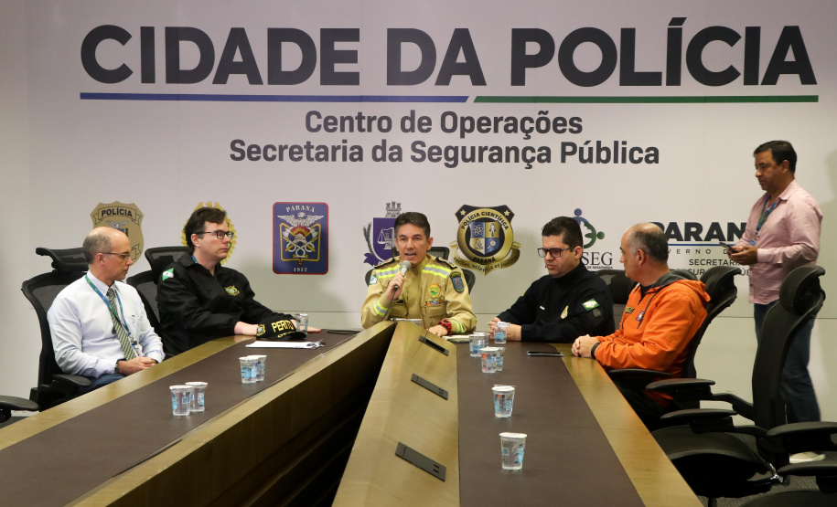 Buscas na BR-376 têm equipes em solo e apoio de câmeras; quatro veículos já foram retirados