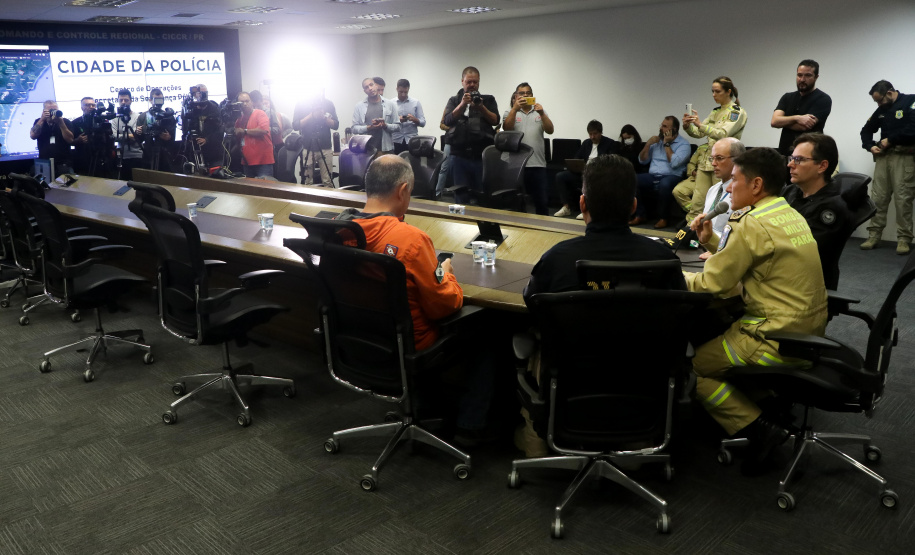 Buscas na BR-376 têm equipes em solo e apoio de câmeras; quatro veículos já foram retirados