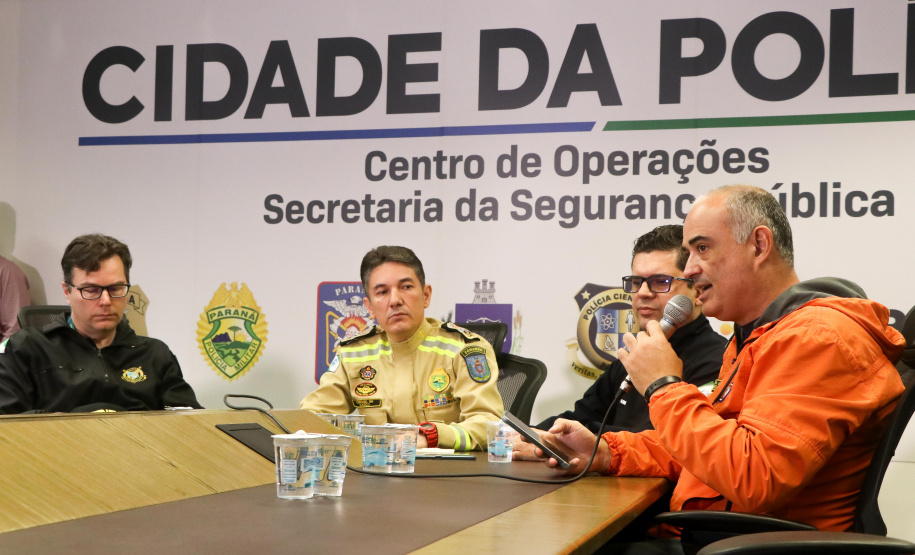 Buscas na BR-376 têm equipes em solo e apoio de câmeras; quatro veículos já foram retirados