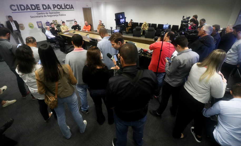 Buscas na BR-376 têm equipes em solo e apoio de câmeras; quatro veículos já foram retirados