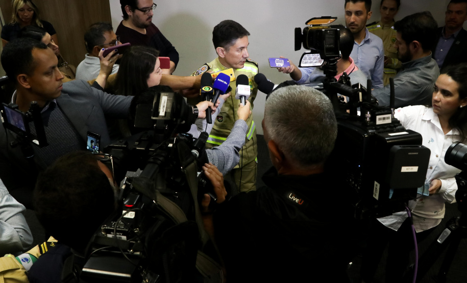 Buscas na BR-376 têm equipes em solo e apoio de câmeras; quatro veículos já foram retirados