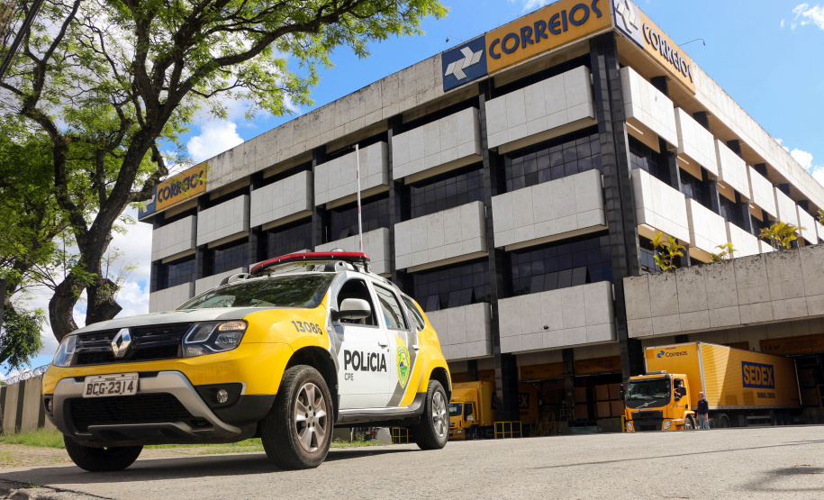 viatura da PMPR em frente ao prédio dos Correios