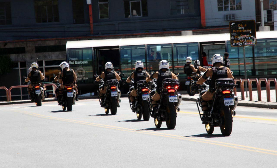 Polícia Militar realiza operação com abordagens e bloqueios de trânsito em Curitiba e RMC