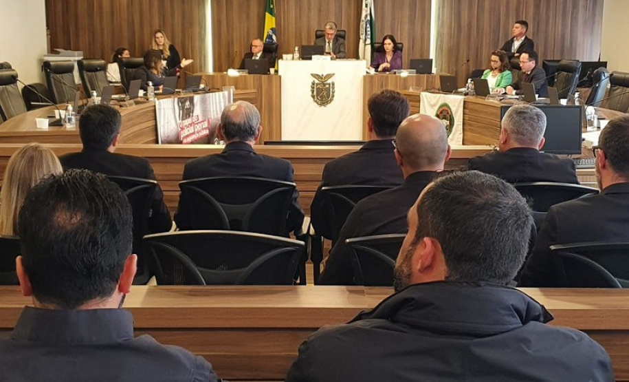 audiência vista do fundo da sala, as pessoas estão de costas