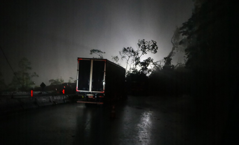 Equipes do Estado auxiliam trabalhos de atendimento às vítimas do deslizamento na BR-376
