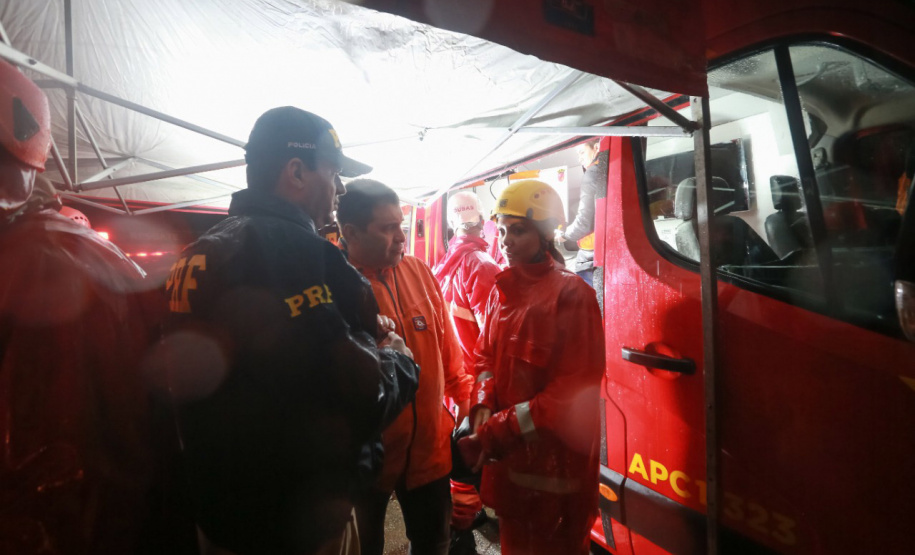 Equipes do Estado auxiliam trabalhos de atendimento às vítimas do deslizamento na BR-376