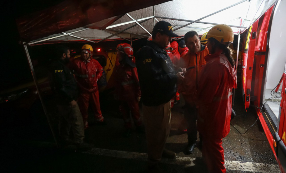 Equipes do Estado auxiliam trabalhos de atendimento às vítimas do deslizamento na BR-376