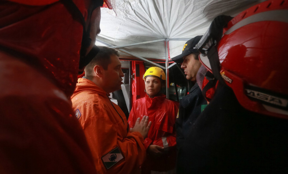 Equipes do Estado auxiliam trabalhos de atendimento às vítimas do deslizamento na BR-376