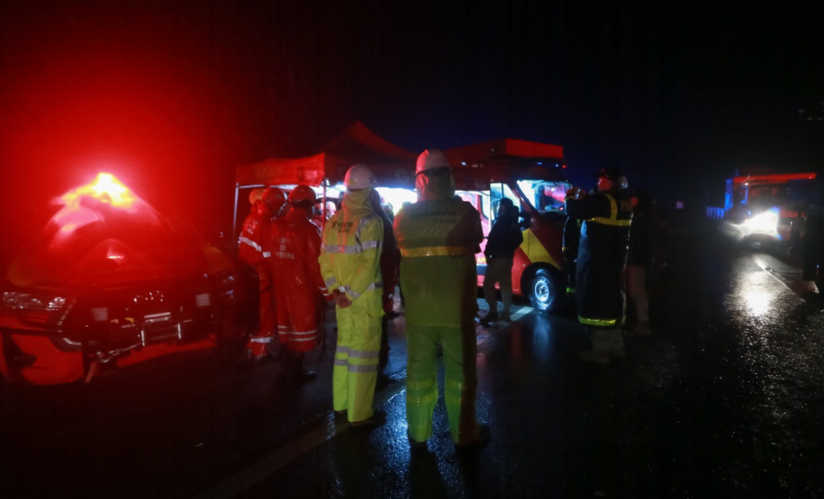 Equipes do Estado auxiliam trabalhos de atendimento às vítimas do deslizamento na BR-376