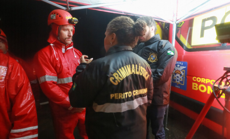 Equipes do Estado auxiliam trabalhos de atendimento às vítimas do deslizamento na BR-376