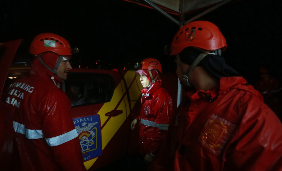 Equipes do Estado auxiliam trabalhos de atendimento às vítimas do deslizamento na BR-376