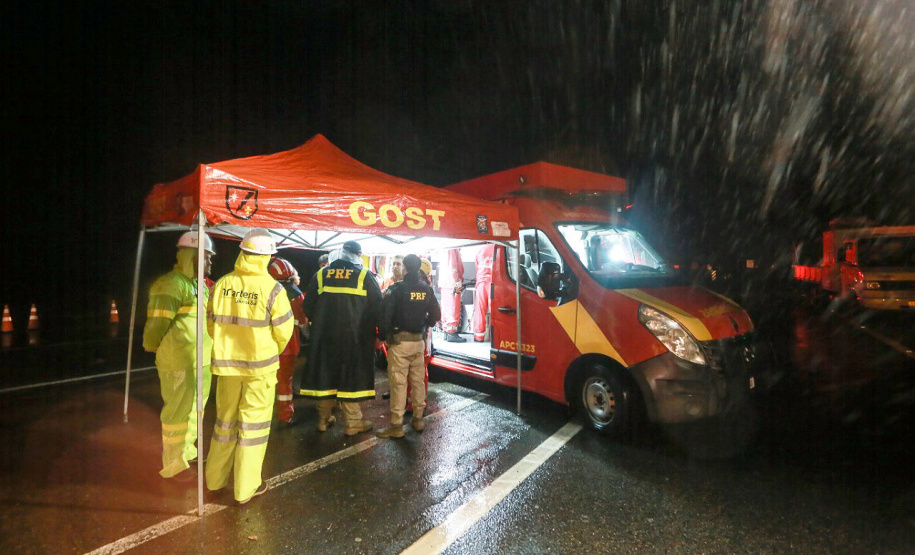 Equipes do Estado auxiliam trabalhos de atendimento às vítimas do deslizamento na BR-376