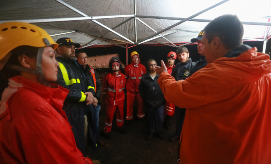 Equipes do Estado auxiliam trabalhos de atendimento às vítimas do deslizamento na BR-376