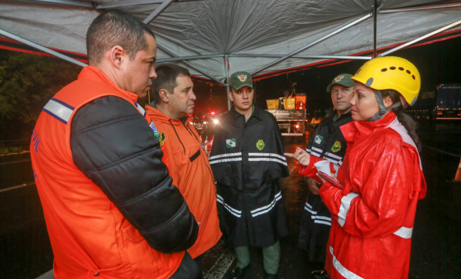 Equipes do Estado auxiliam trabalhos de atendimento às vítimas do deslizamento na BR-376