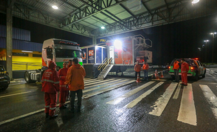 Equipes do Estado auxiliam trabalhos de atendimento às vítimas do deslizamento na BR-376