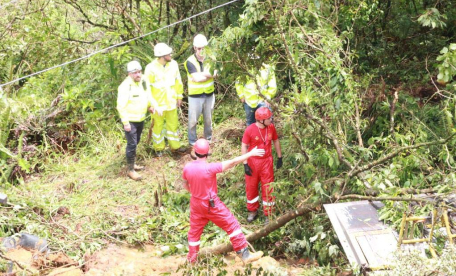 Equipes interligam frentes de trabalho e removem mais uma carreta da BR-376, aponta boletim