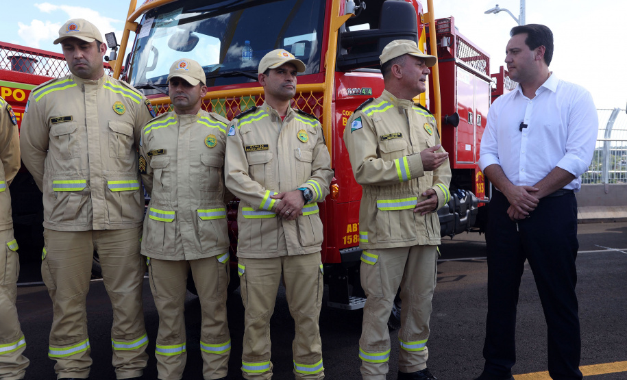 Governador entrega sete caminhões aos Bombeiros para combate a incêndios florestais