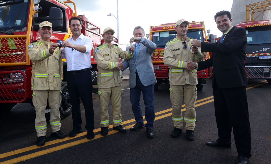 Governador entrega sete caminhões aos Bombeiros para combate a incêndios florestais